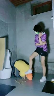 【美离子】公共场所羞辱46岁老狗厕奴 bf16215