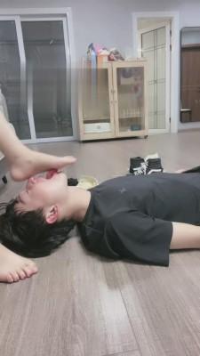 【欣欣S】裸足深喉/随意玩弄 bf16262