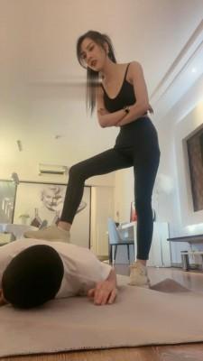 【萱萱】御姐高跟鞭打耳光捆绑狗 bf16385