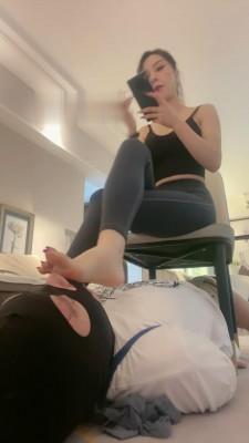 【萱萱】御姐高跟鞭打耳光捆绑狗 bf16385