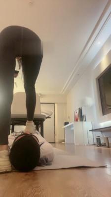 【萱萱】御姐高跟鞭打耳光捆绑狗 bf16385