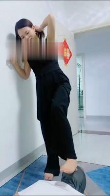 【婷婷】御姐高跟裸足调狗 bf16489