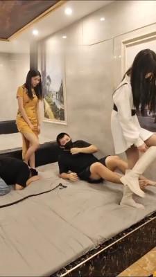 【万灵】洗浴中心多女王群调群虐 bf16681