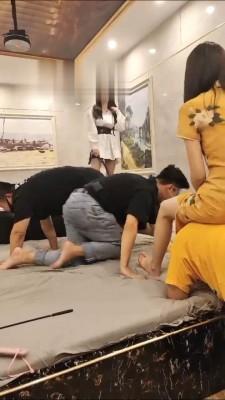 【万灵】洗浴中心多女王群调群虐 bf16681