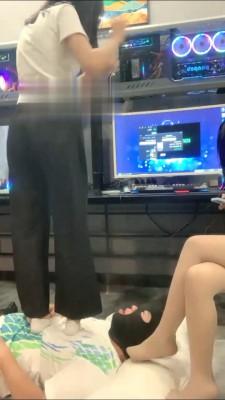 【精神小妹】电脑桌下强制蹂躏 bf16777