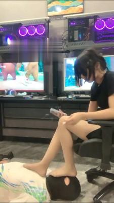 【精神小妹】电脑桌下强制蹂躏 bf16777