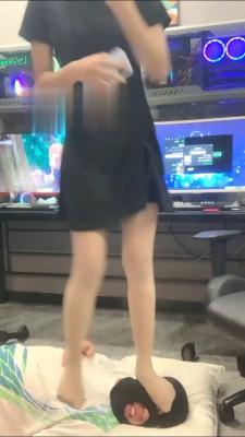 【精神小妹】电脑桌下强制蹂躏 bf16777