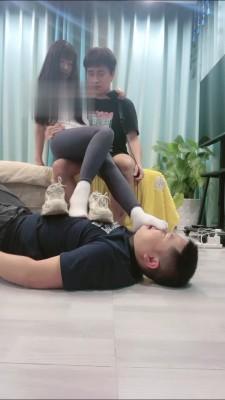 【我偏不】精彩-绿帽狗伺候情侣主吃饭被虐 bf13840