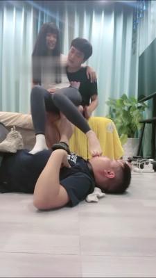 【我偏不】精彩-绿帽狗伺候情侣主吃饭被虐 bf13840
