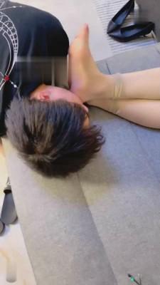 【冷凝大大】女老板高跟踢打虐下属 bf13861
