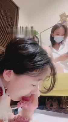 【茹雪】发骚女奴舔白丝高跟 bf17130