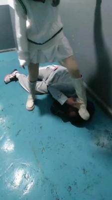 【丫丫】长靴楼道虐偷拍狂 bf20158