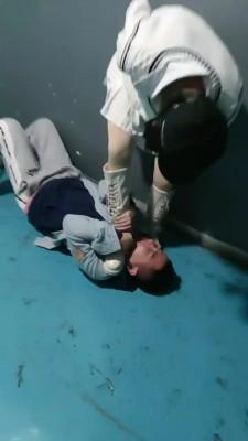 【丫丫】长靴楼道虐偷拍狂 bf20158
