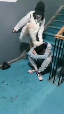 【丫丫】长靴楼道虐偷拍狂 bf20158