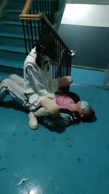 【丫丫】长靴楼道虐偷拍狂 bf20158