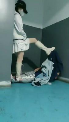【丫丫】长靴楼道虐偷拍狂 bf20158