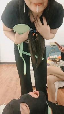 【香香小公举】和素人表姐玩狗-鞭打/脚喂食酸奶 bf20238