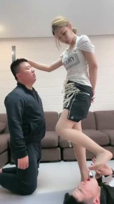 【妮可】新疆素人女孩虐废父子奴 bf20376