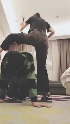 【美娜】御姐运动鞋超臭白袜辱狗 bf20360