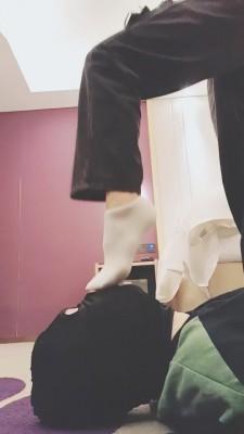 【美娜】御姐运动鞋超臭白袜辱狗 bf20360