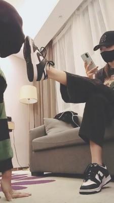 【美娜】御姐运动鞋超臭白袜辱狗 bf20360