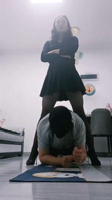 【飞扬女王】转胯骑马耳光捆绑踩 bf20381