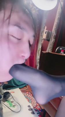 【小祖宗】母狗迷恋黑丝舔脚 bf20438