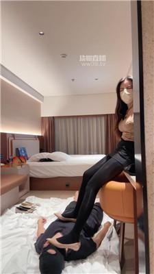 【御妍】厚黑丝腿绞踩踏深喉 JS251213-13