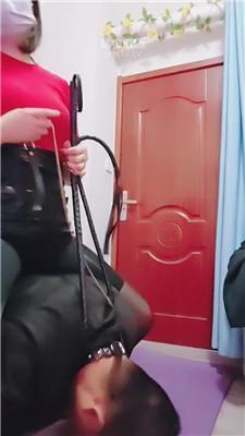 【武汉情侣主】长靴酸臭黑丝踩贱奴 JS251228-10