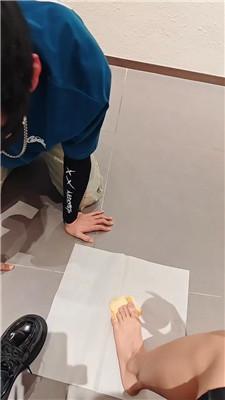 【萝莉收割机】袜子塞嘴精神小妹暴揍 bf59951