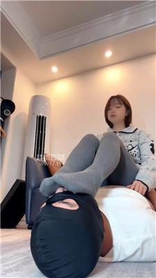 【也狗】掐乳-坐脸+臭脚丫窒息 JS260104-17