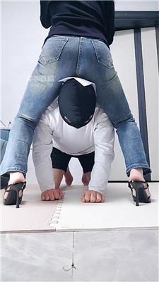 【灵竹】胯下羞辱-清理脏鞋底 JS251226-33