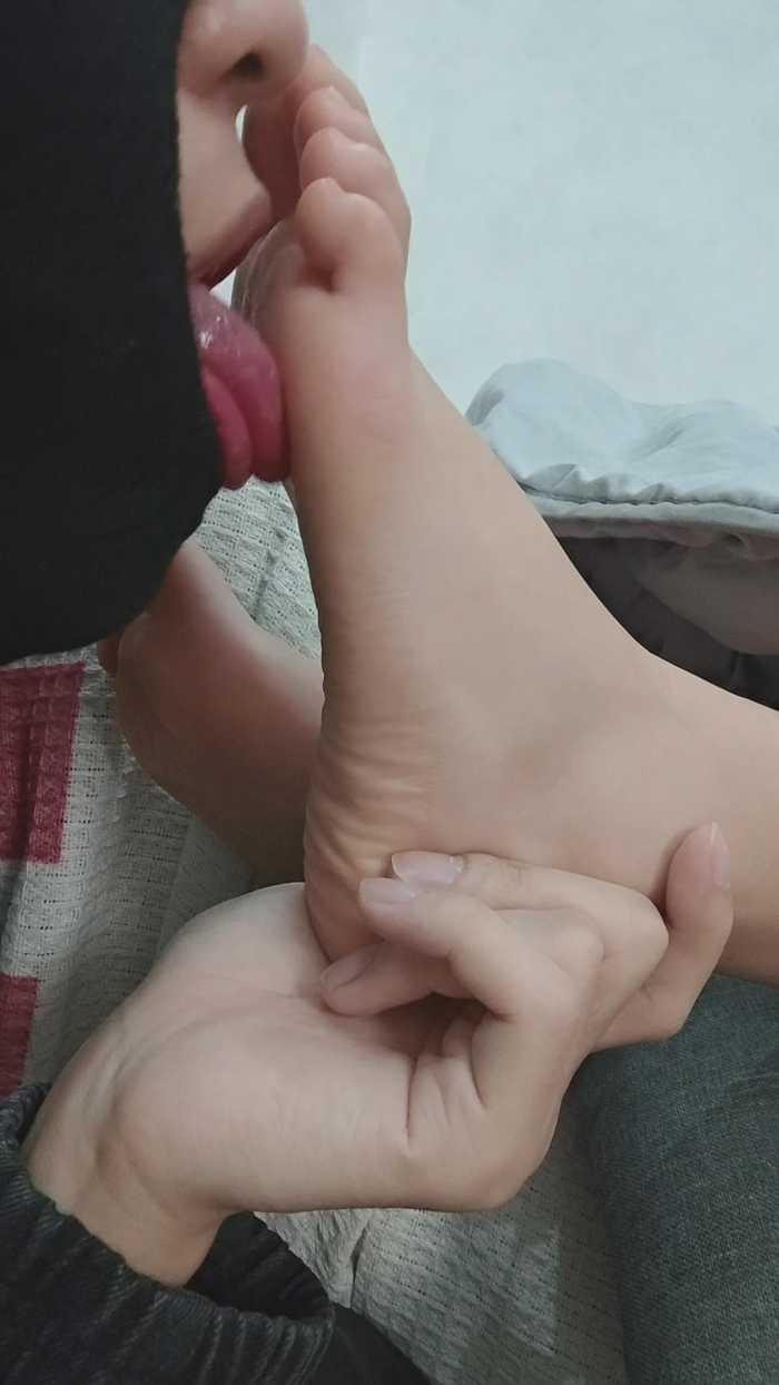 超美小缘舔脚沉浸式偷舔恋足