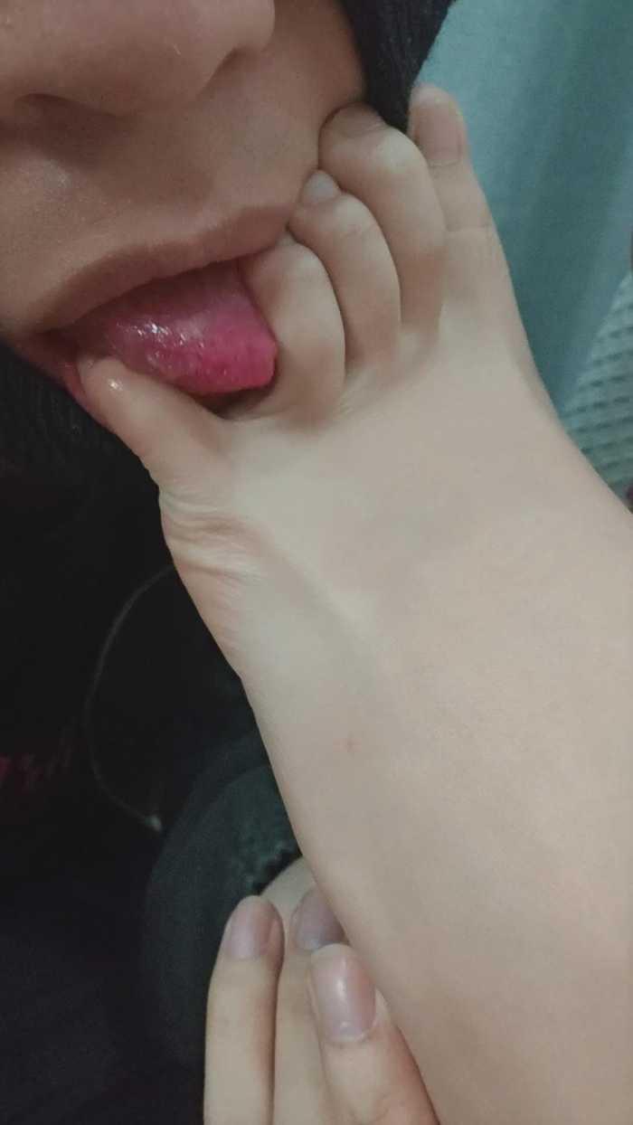 超美小缘舔脚沉浸式偷舔恋足