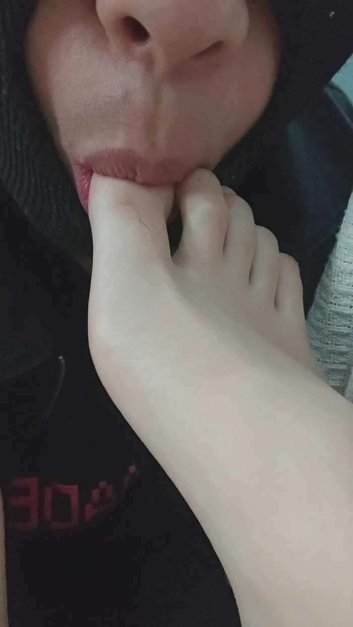 超美小缘舔脚沉浸式偷舔恋足