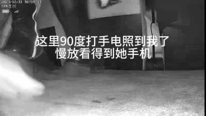 B787 – 无意识马丁靴小姐姐踩手被发现 bf49871