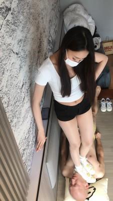泡芙妹妹三双运动鞋踩踏毯子 YC-250204