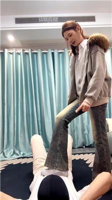 【狗哥】素人姐姐小白鞋白袜踩 JS251115-7