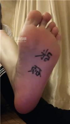 【婉婉】黑棉袜裸足爬进来    251111-32