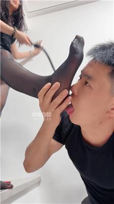 【腿腿】酸臭黑丝踩-散鞭抽 bf59050