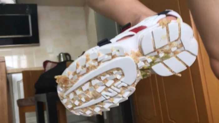 【诗曼】青春活泼女生凉鞋狂踩汉堡包 sm117