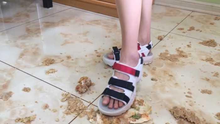 【诗曼】青春活泼女生凉鞋狂踩汉堡包 sm117