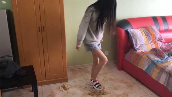 【诗曼】青春活泼女生凉鞋狂踩汉堡包 sm117
