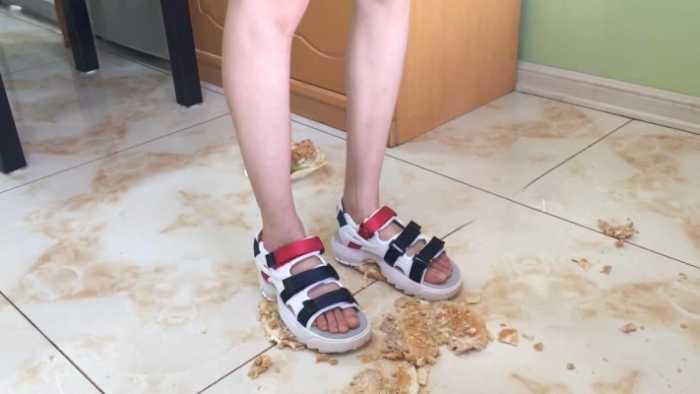 【诗曼】青春活泼女生凉鞋狂踩汉堡包 sm117