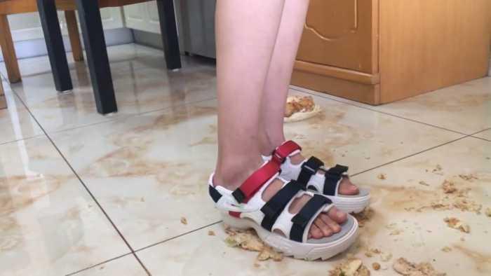 【诗曼】青春活泼女生凉鞋狂踩汉堡包 sm117