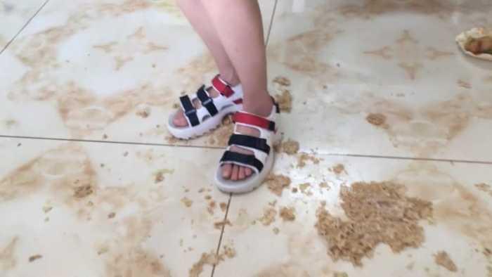 【诗曼】青春活泼女生凉鞋狂踩汉堡包 sm117