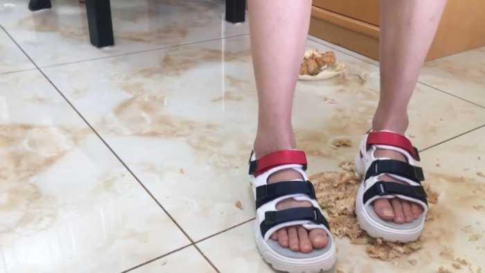 【诗曼】青春活泼女生凉鞋狂踩汉堡包 sm117