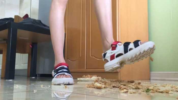 【诗曼】青春活泼女生凉鞋狂踩汉堡包 sm117