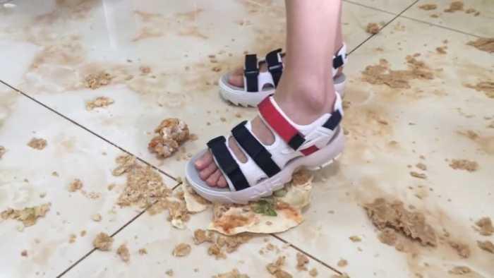 【诗曼】青春活泼女生凉鞋狂踩汉堡包 sm117