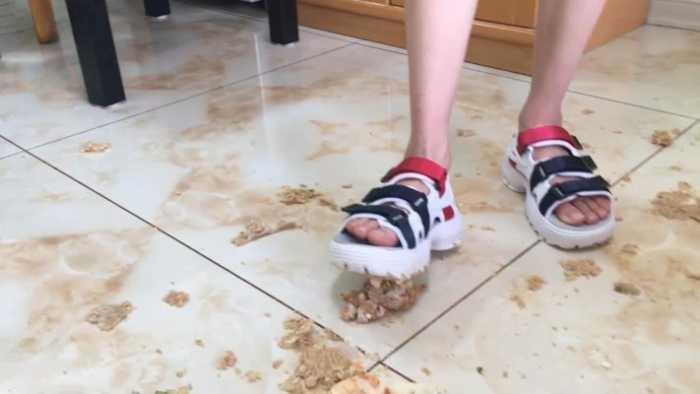 【诗曼】青春活泼女生凉鞋狂踩汉堡包 sm117